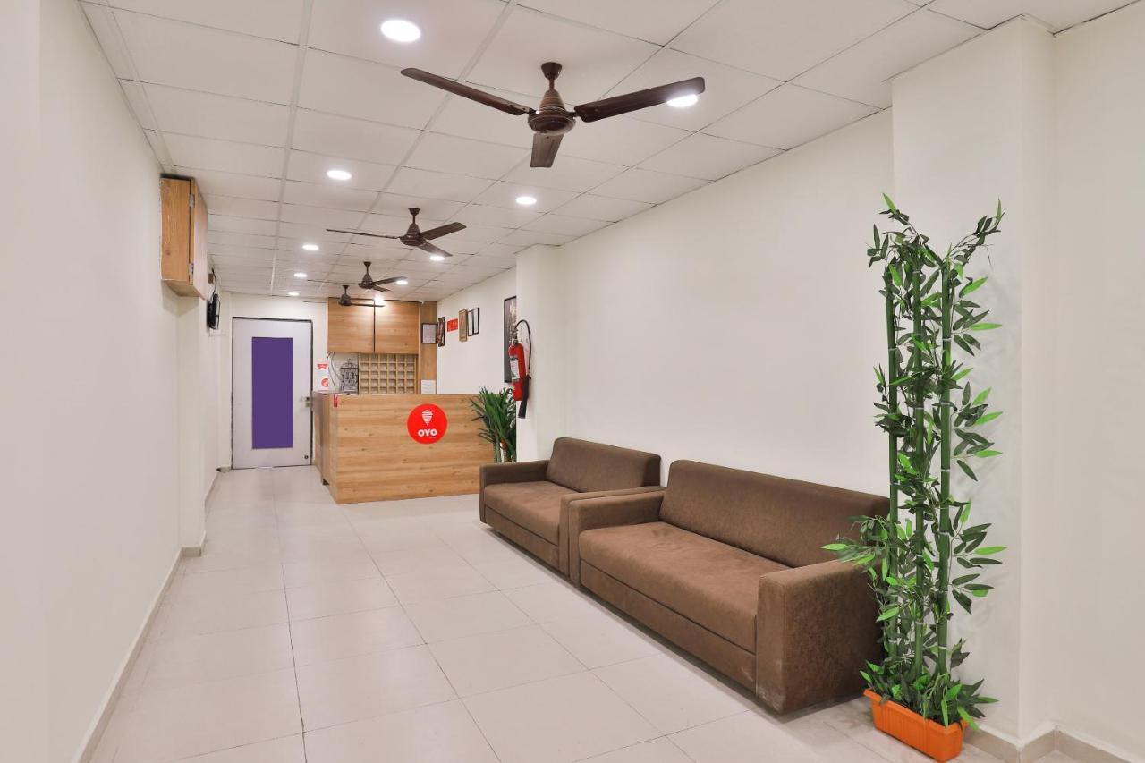 Oyo 16675 Hotel Shri Krishna Inn Surat Esterno foto